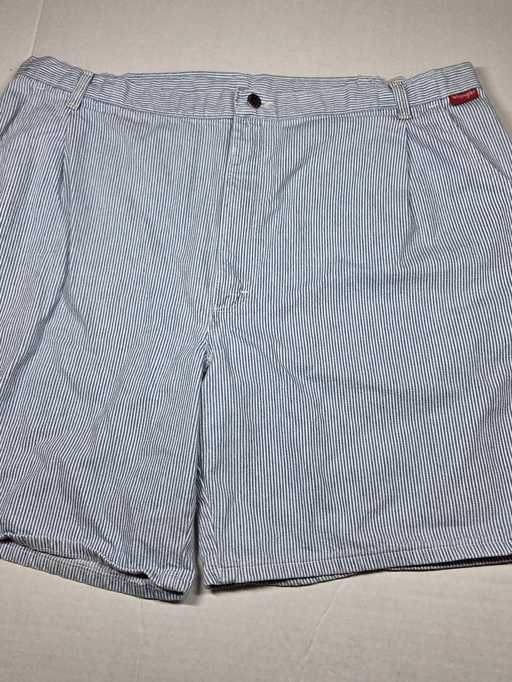 Wrangler Men’s Blue and White Pinstripe Pleated Front Shorts Size 44